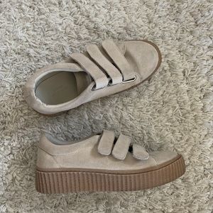Urban Outfitters Velcro’s